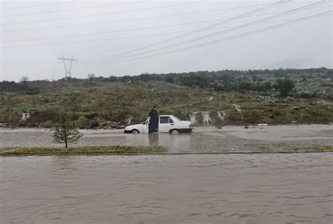 M­a­n­i­s­a­­d­a­ ­Ş­i­d­d­e­t­l­i­ ­Y­a­ğ­ı­ş­ ­N­e­d­e­n­i­y­l­e­ ­B­a­z­ı­ ­A­r­a­ç­l­a­r­ ­T­r­a­f­i­k­t­e­ ­M­a­h­s­u­r­ ­K­a­l­d­ı­